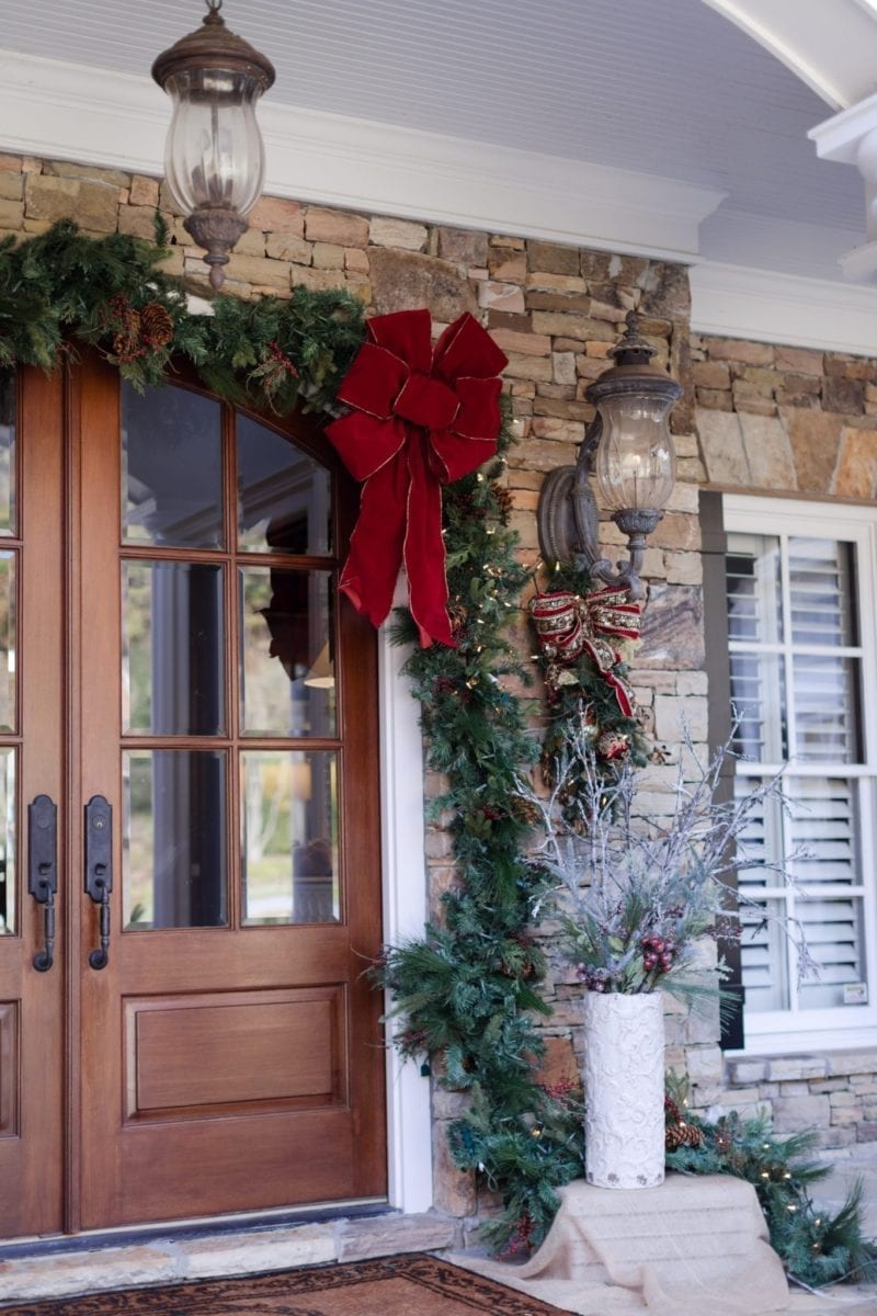 How to Decorate your Front Door for Christmas - bluegraygal