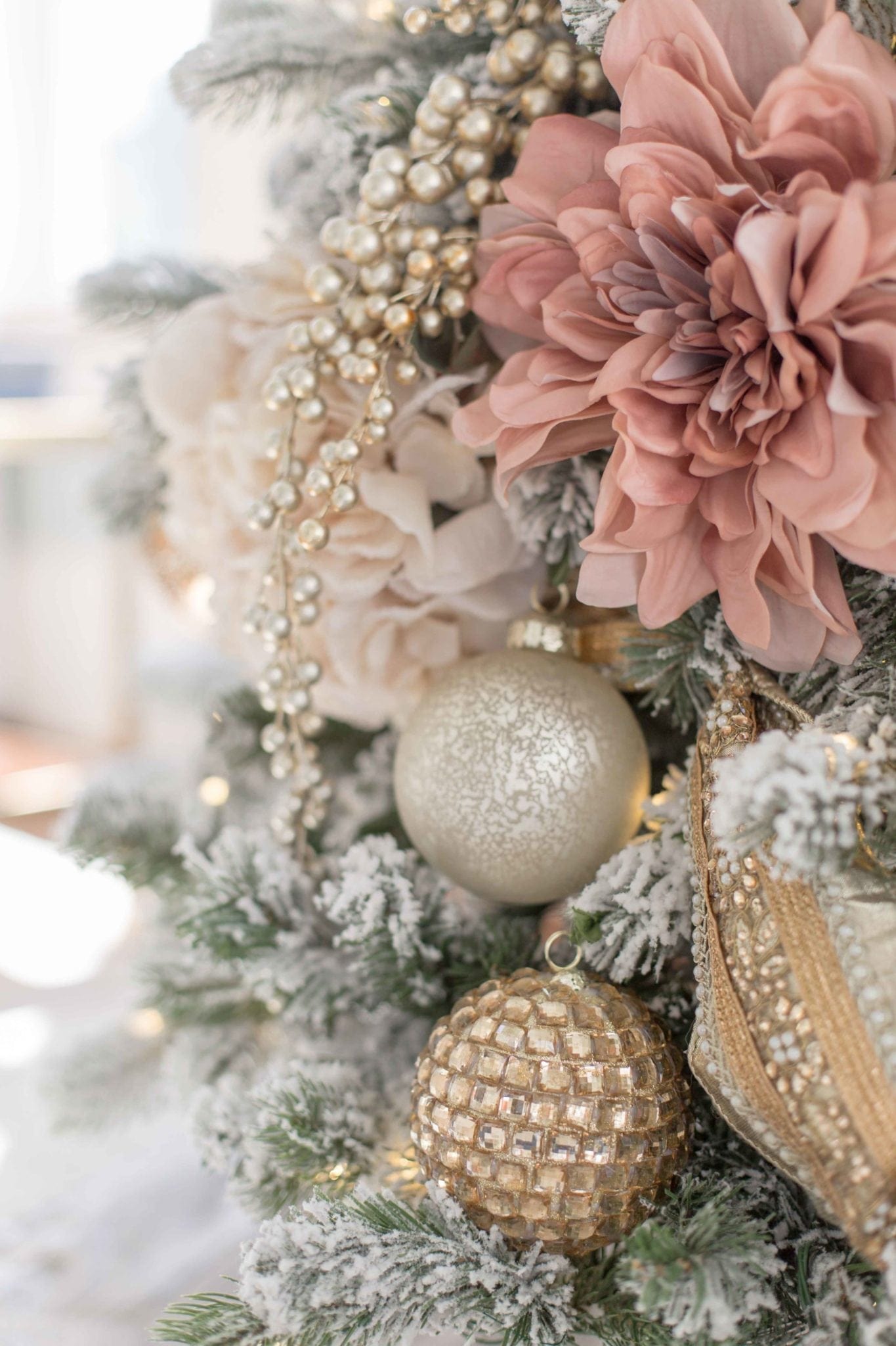 6 Ideas for How to Decorate a Flocked Christmas Tree | BlueGrayGal