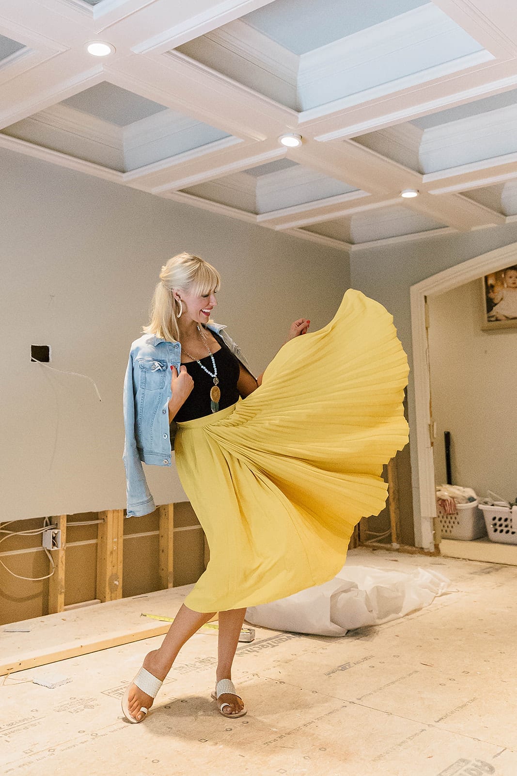 how-to-wear-a-yellow-pleated-skirt-summer-skirt-outfit-bluegraygal