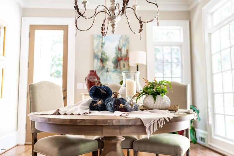 Simple Thanksgiving Table Inspiration - Get all the Fall Feels ...